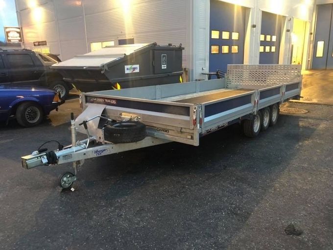 Vi Leier også ut biltransport henger.

1200,- Pr.Døgn

Henger har totalvekt på 3500kg og 2575kg i nyttelast.
lengde på henger er 704cm og bredde er 228cm